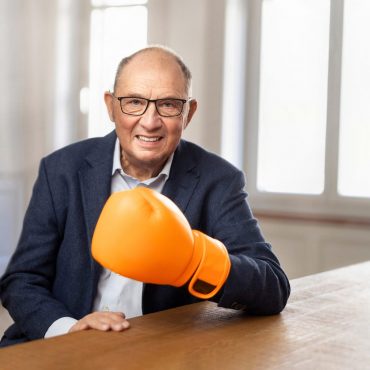 botschafter-krebsliga-schweiz-beni-thurnheer-mit-orangem-boxhandschuh
