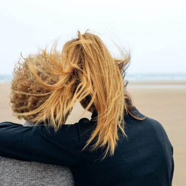 junge-frau-und-aeltere-frau-schauen-richtung-wasser